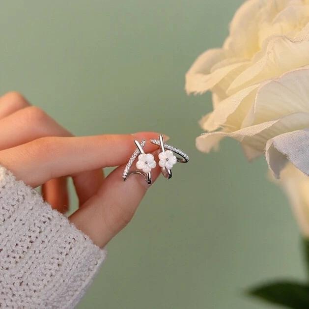 《真愛鍊Cherish 》S925通體純銀耳環 貝殼花朵有弧度的設計微鑲鋯石 銀樓銀飾-細節圖3
