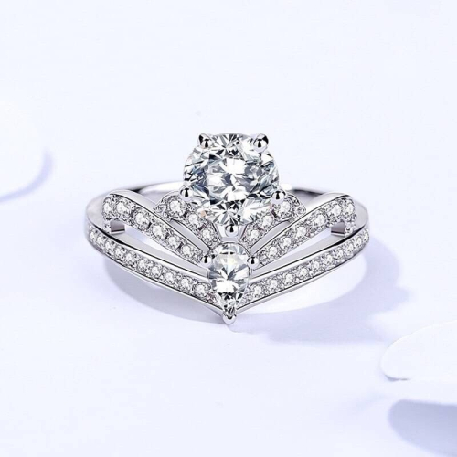 S925純銀莫桑鑽戒指，一克拉莫桑鑽主石，簡約皇冠樣式設計，鑲嵌小鋯石