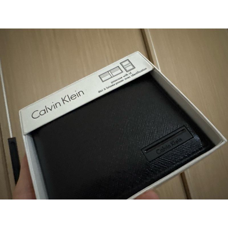 《現貨》全新 Calvin Klein 男士黑色荔枝皮短夾 CK短夾 正品 禮盒-細節圖2