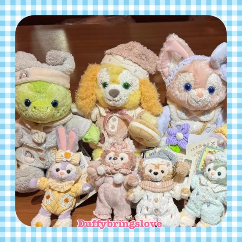 《現貨》2024上海迪士尼 睡衣 達菲與朋友們懶懶在一起 達菲 雪莉玫畫家貓 史黛拉 餅乾狗 OLU 玲娜貝兒 吊飾-細節圖2