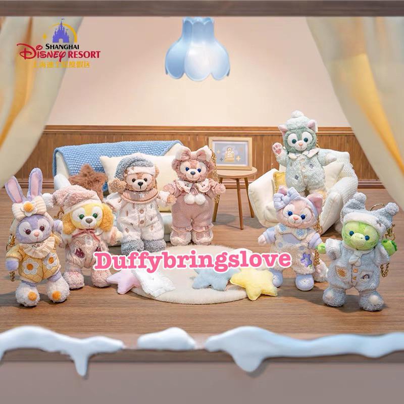 《現貨》2024上海迪士尼 睡衣 達菲與朋友們懶懶在一起 達菲 雪莉玫畫家貓 史黛拉 餅乾狗 OLU 玲娜貝兒 吊飾-細節圖3