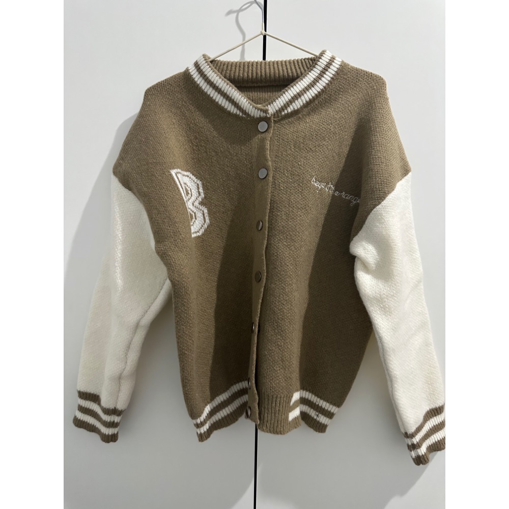 編號21 秋冬必備款撞色袖字母針織棒球外套夾克（棕色）-細節圖2