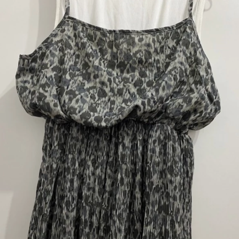 ￼編號5 長版洋裝 洋裝 假兩件式連身 春夏款渡假風小清新飄逸假兩件壓褶長洋 長裙 連身洋裝 豹紋長版洋裝 淺咖-細節圖2