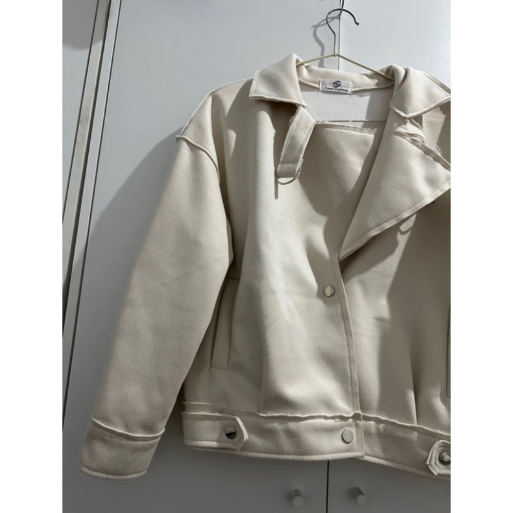 ￼編號21 帥氣夾克外套 白色外套 夾克外套 短板外套 女生外套 超顯瘦麂皮空氣棉外套-細節圖2