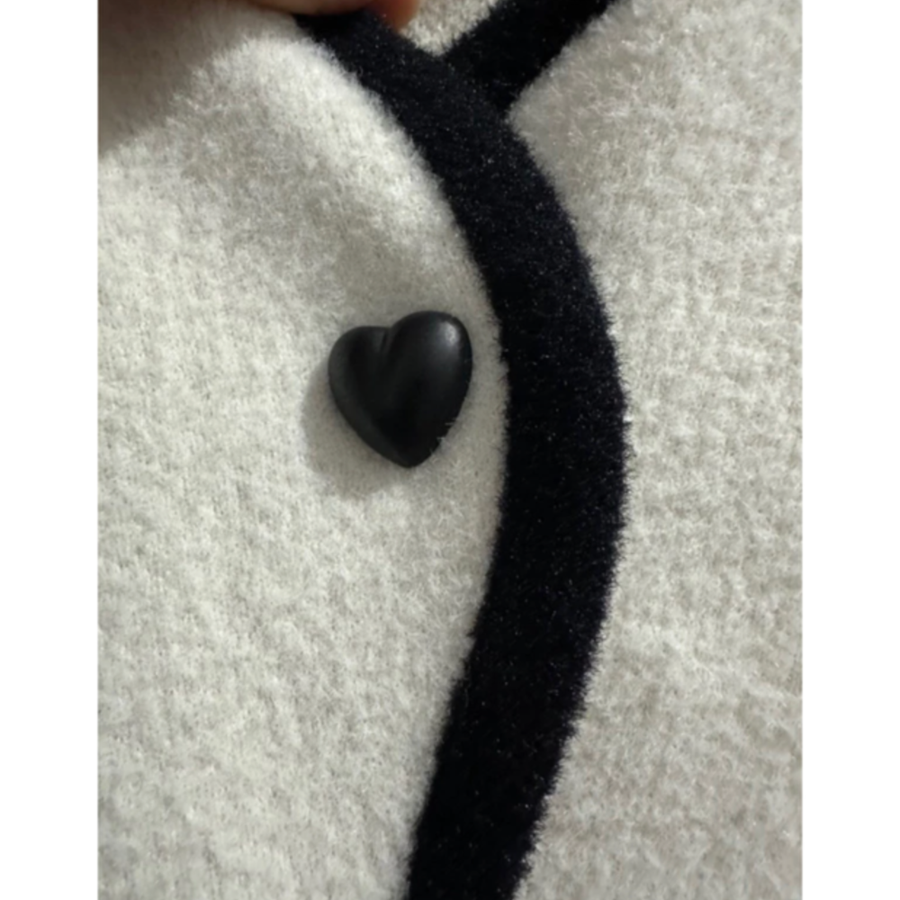 ￼編號21 厚磅水貂毛白色小香風愛心扣外套-細節圖3