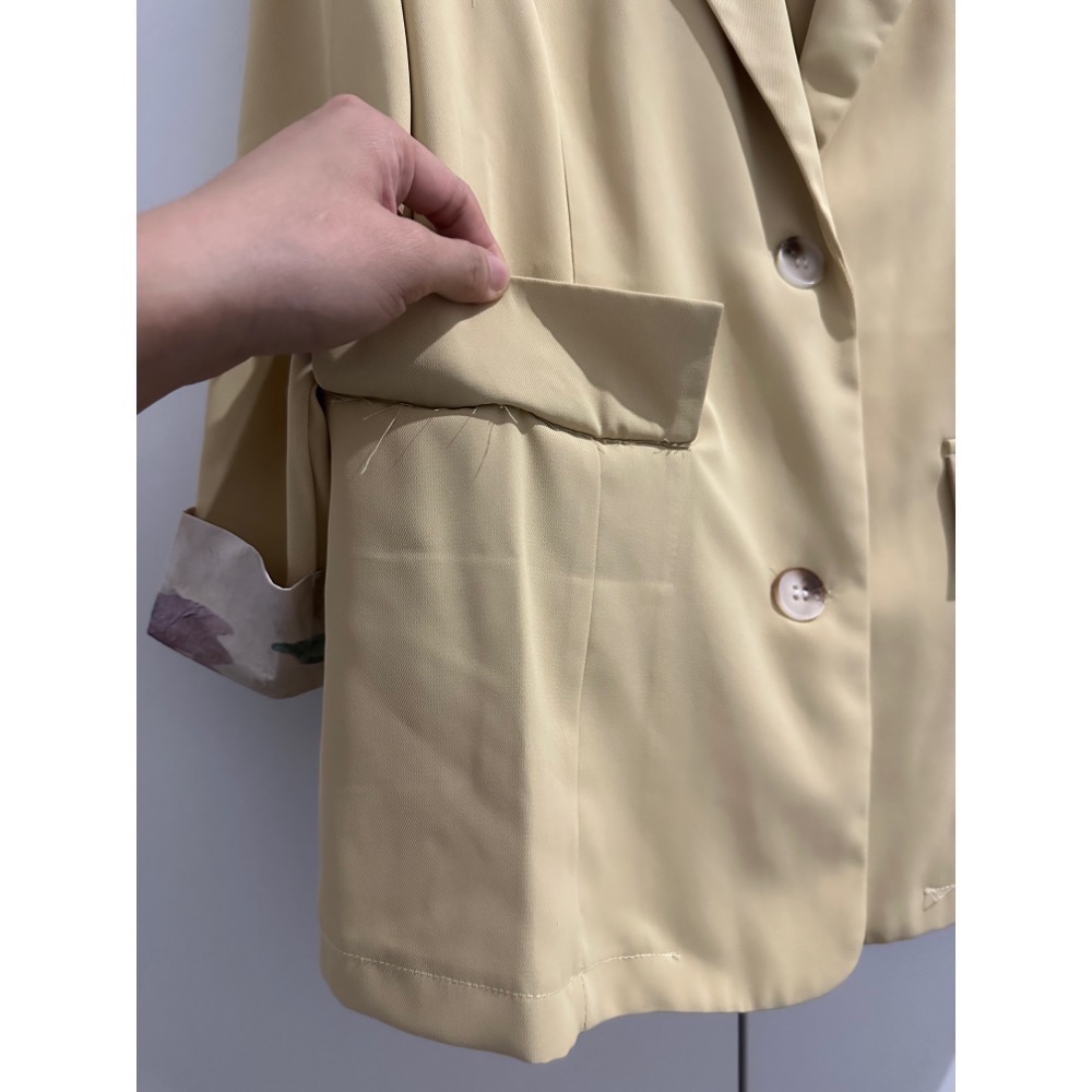 春夏女裝 ❤️‍🔥韓系女裝 女裝外套 防曬外套 薄外套 西裝外套 長版外套 薄西裝外套 袖口花花造型 鵝黃色外套-細節圖4