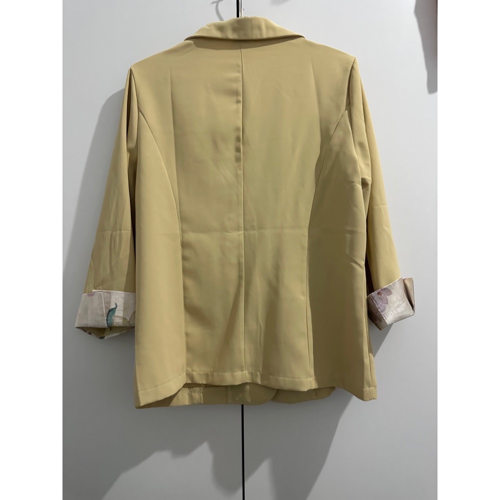 春夏女裝 ❤️‍🔥韓系女裝 女裝外套 防曬外套 薄外套 西裝外套 長版外套 薄西裝外套 袖口花花造型 鵝黃色外套-細節圖5