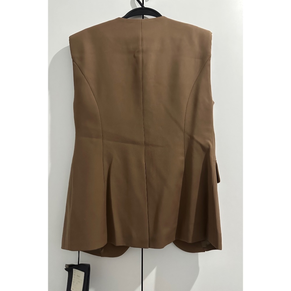 外銷款背心❤️‍🔥 咖色復古釦子設計墊肩超值感挺版長背心 時尚顯瘦減齡洋氣小眾設計感時尚外搭馬甲背心坎肩針織背心-細節圖4