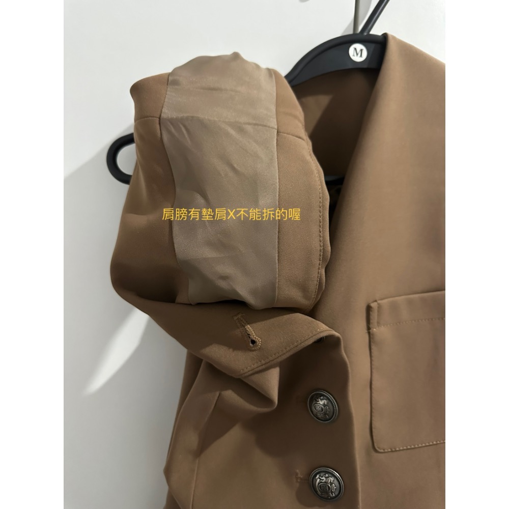 外銷款背心❤️‍🔥 咖色復古釦子設計墊肩超值感挺版長背心 時尚顯瘦減齡洋氣小眾設計感時尚外搭馬甲背心坎肩針織背心-細節圖6