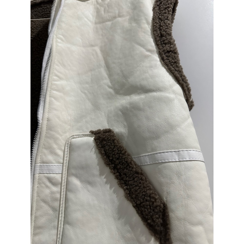 編號11❤️‍🔥質感超好連帽皮質背心 超級遮肉拼接面料好看到犯規 皮革羔毛連帽馬甲 白色+深咖-細節圖3