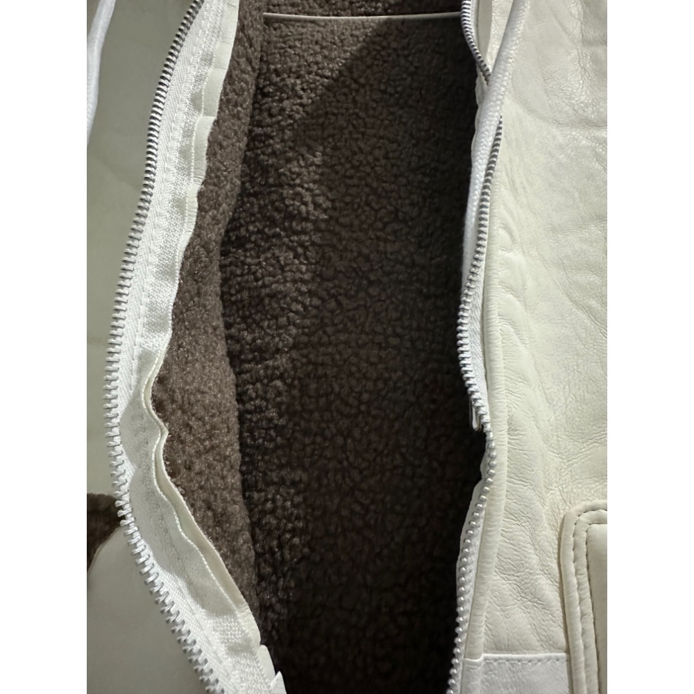 編號11❤️‍🔥質感超好連帽皮質背心 超級遮肉拼接面料好看到犯規 皮革羔毛連帽馬甲 白色+深咖-細節圖4