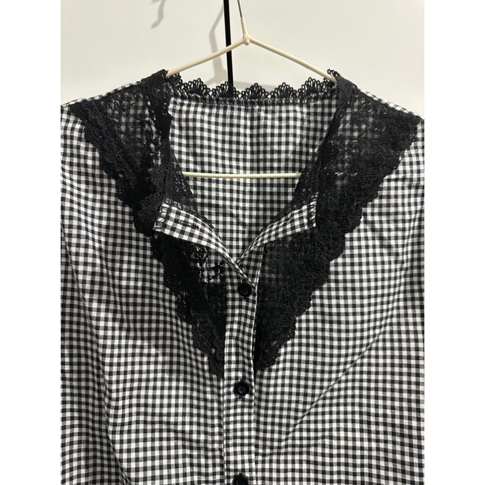 編號13 ❤️‍🔥經典格子緹花開口 蕾絲排釦上衣 縮口手袖設計造型 棉麻襯衫上衣-細節圖3