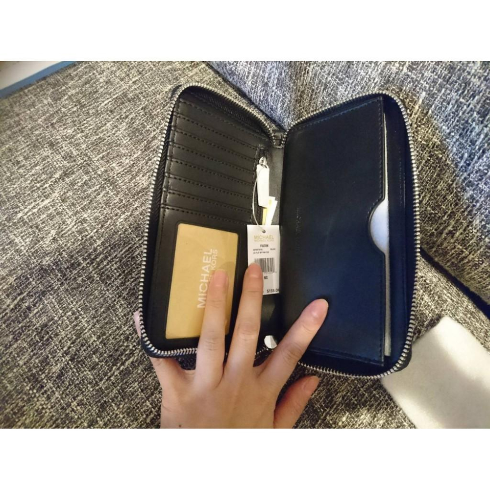 現貨一個~~清倉免運中~~美國OUTLET清倉特價限定優惠款~~ ❤最新款黑滿版手掛長夾~~-細節圖2