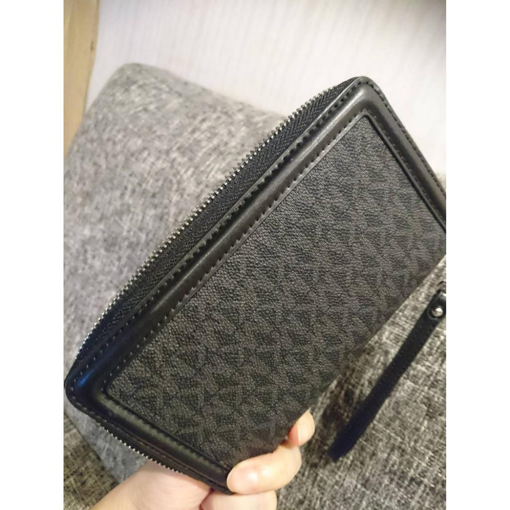 現貨一個~~清倉免運中~~美國OUTLET清倉特價限定優惠款~~ ❤最新款黑滿版手掛長夾~~-細節圖3