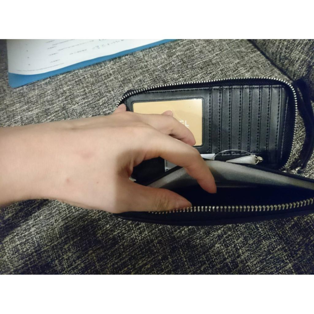 現貨一個~~清倉免運中~~美國OUTLET清倉特價限定優惠款~~ ❤最新款黑滿版手掛長夾~~-細節圖4