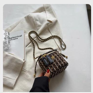 YAN女裝實拍現貨 小香風毛呢迷你鏈條包包女2023新款小眾設計盒子包春夏百搭斜背包 小廢包 小包包-細節圖7