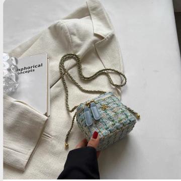 YAN女裝實拍現貨 小香風毛呢迷你鏈條包包女2023新款小眾設計盒子包春夏百搭斜背包 小廢包 小包包-細節圖8