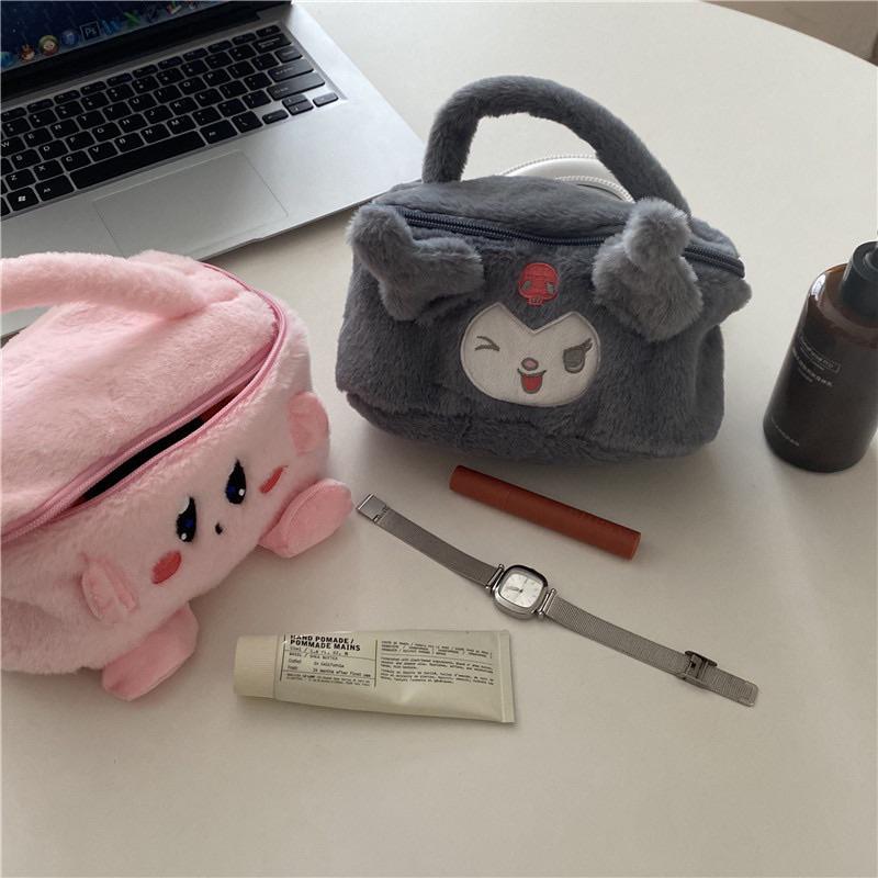 🆈🅰🅽現貨秒出 痞幼同款~粉嫩可愛毛絨化妝包女大容量卡通便攜收納包旅行盥洗包-細節圖6