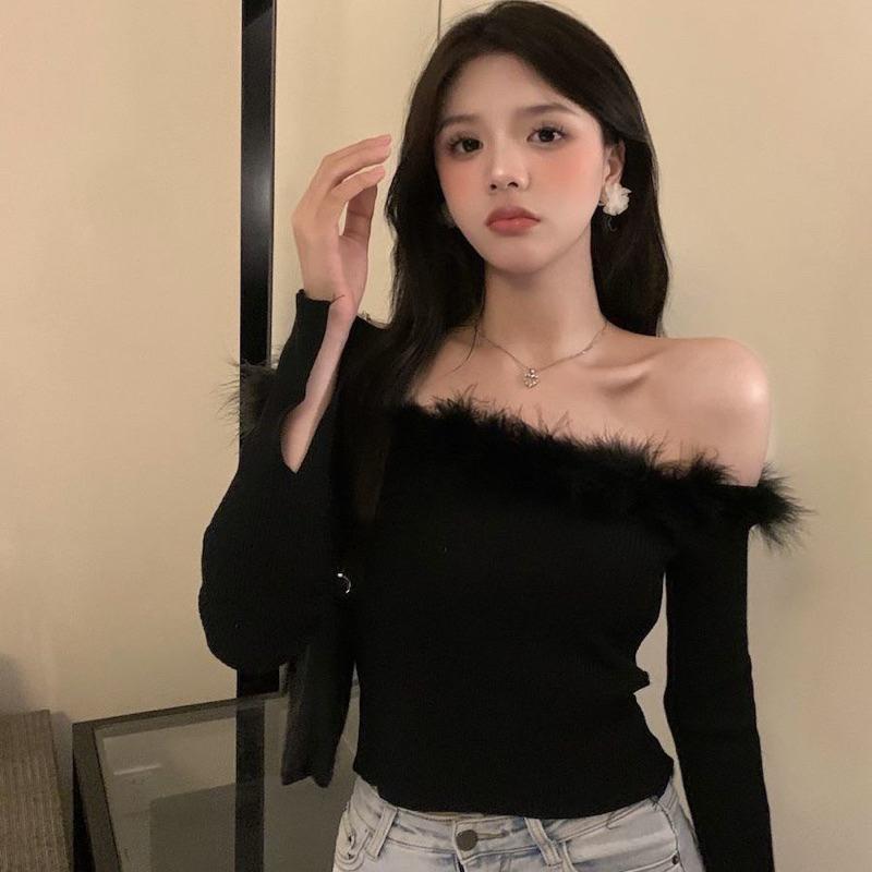 🆈🅰🅽現貨秒出 嗲嗲仙女出街~純欲風一字領毛毛領長袖開叉緊身顯瘦針織衫女 短版上衣 短版T恤 打底T恤 打底衣 T恤-細節圖5