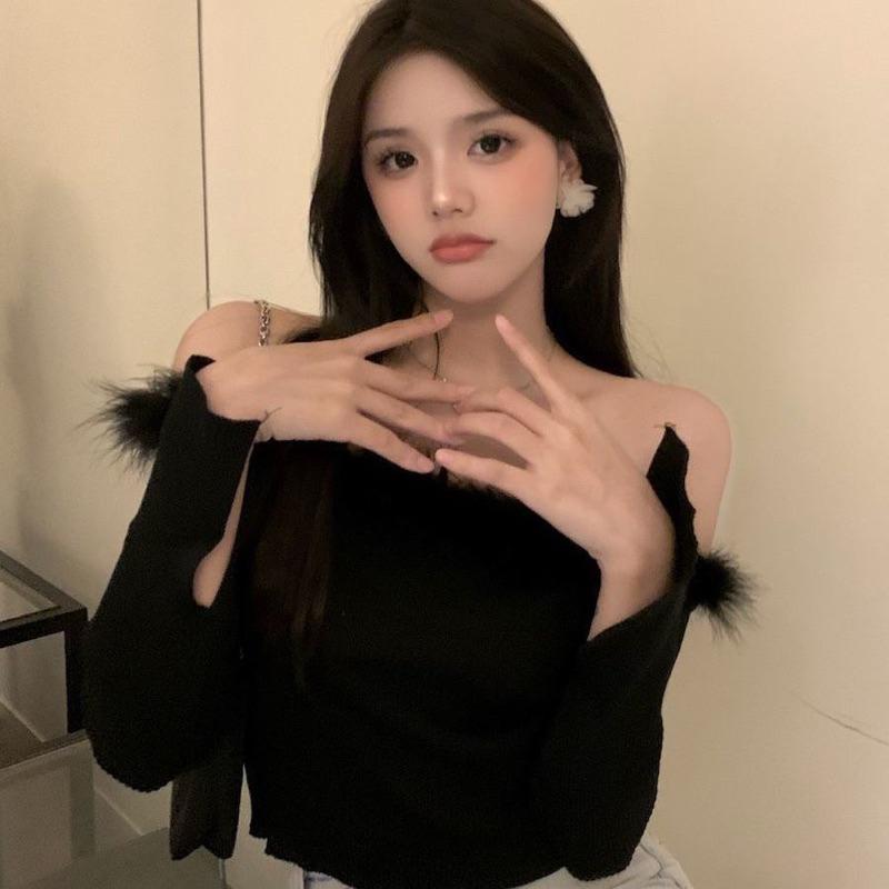 🆈🅰🅽現貨秒出 嗲嗲仙女出街~純欲風一字領毛毛領長袖開叉緊身顯瘦針織衫女 短版上衣 短版T恤 打底T恤 打底衣 T恤-細節圖6