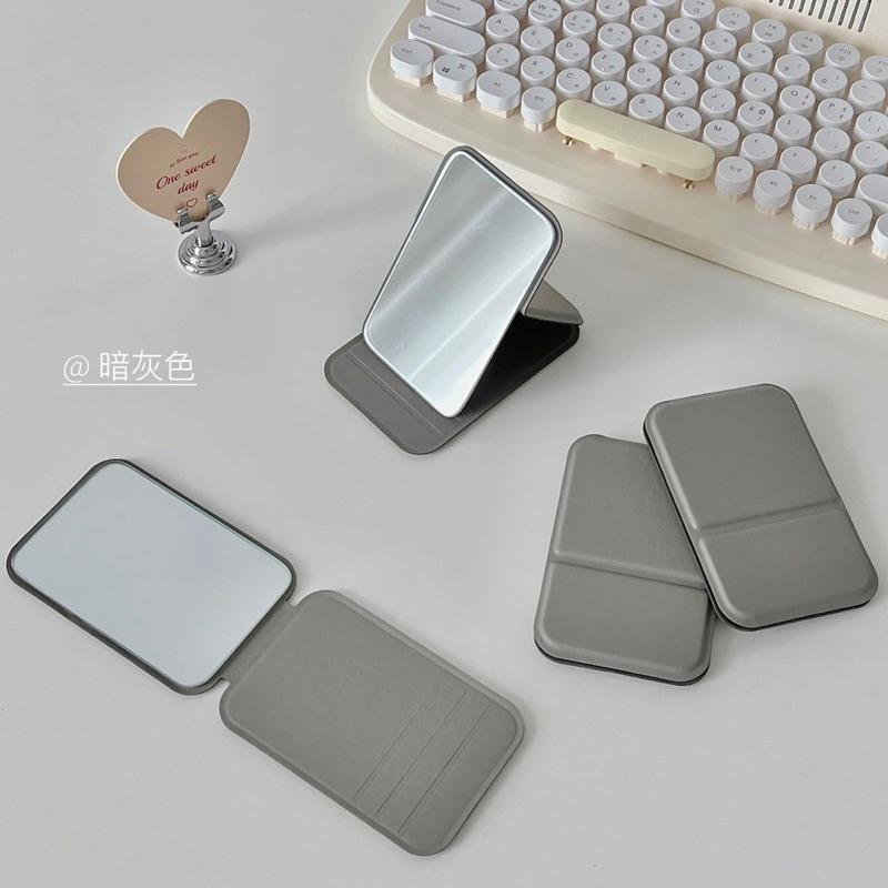 🆈🅰🅽現貨實拍 迷你外出鏡子 ins桌面化妝鏡純色pu皮簡約便攜式高清手持可折疊學生台式梳妝鏡子-細節圖4