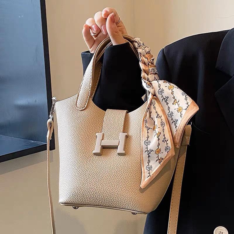 🆈🅰🅽現貨實拍 復古小眾設計包包女2023新款時尚斜背水桶包洋氣百搭菜籃包 菜籃子 品牌風 包包 手提包 肩背包-細節圖4