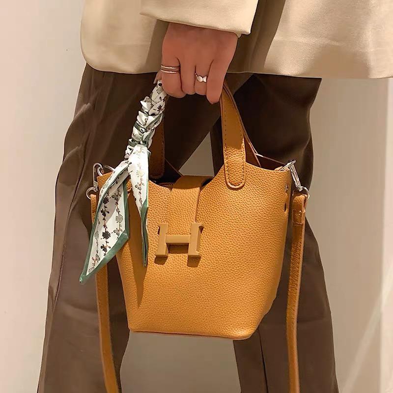 🆈🅰🅽現貨實拍 復古小眾設計包包女2023新款時尚斜背水桶包洋氣百搭菜籃包 菜籃子 品牌風 包包 手提包 肩背包-細節圖8