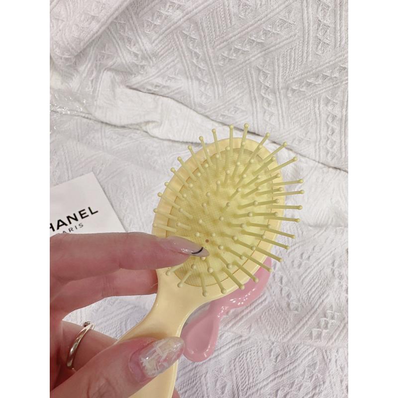 🆈🅰🅽現貨實拍  日系ins風維尼熊氣囊梳皮傑豬氣墊梳軟妹便攜按摩梳迷你小梳子女 梳子 小梳子 外出梳-細節圖4