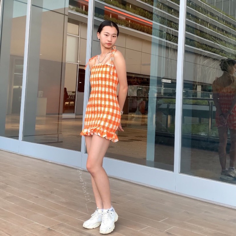 現貨🍊橘色格子連身裙 🍊 橘子 褶皺 抓皺感 格子裙 連身裙 洋裝👗 吊帶裙-細節圖3
