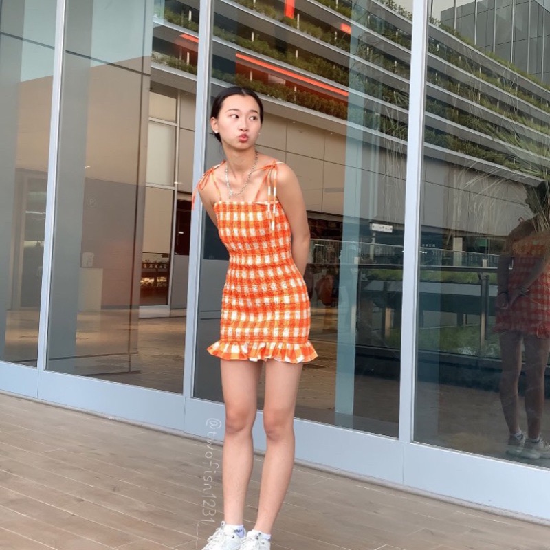 現貨🍊橘色格子連身裙 🍊 橘子 褶皺 抓皺感 格子裙 連身裙 洋裝👗 吊帶裙-細節圖4
