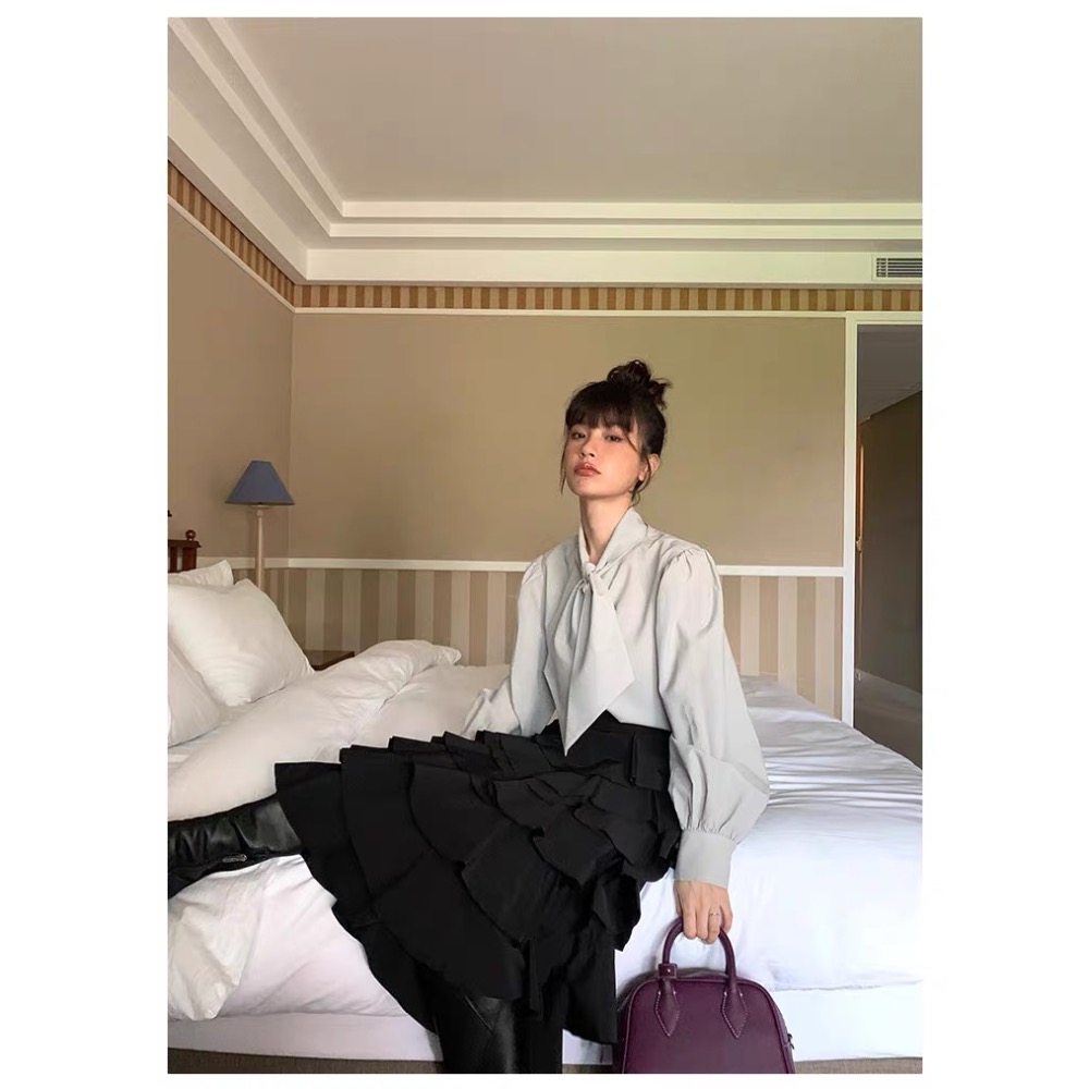 《NEW OPEN》四色優雅珍珠釦圍巾領長袖襯衫-細節圖9