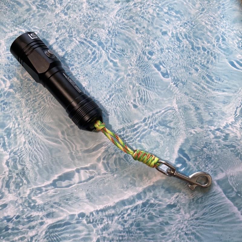 潛水裝備萬用白鐵掛鉤+綁繩 單頭鉤掛鉤 不鏽鋼扣 調節器掛鉤 殘壓錶掛鉤 備二掛鉤 單頭鉤扣繩 失手繩功能-細節圖7