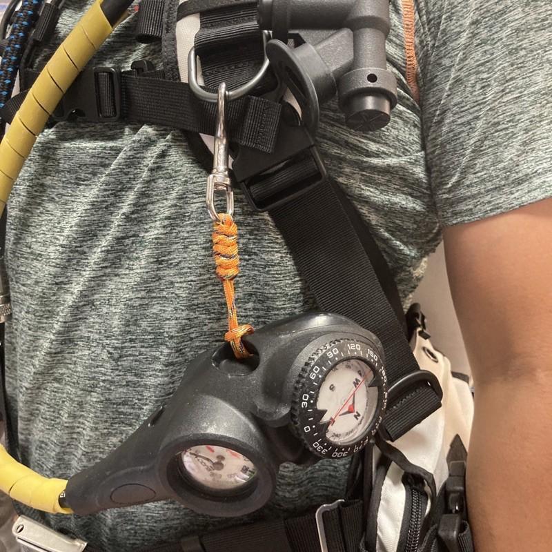 潛水裝備萬用白鐵掛鉤+綁繩 單頭鉤掛鉤 不鏽鋼扣 調節器掛鉤 殘壓錶掛鉤 備二掛鉤 單頭鉤扣繩 失手繩功能-細節圖8