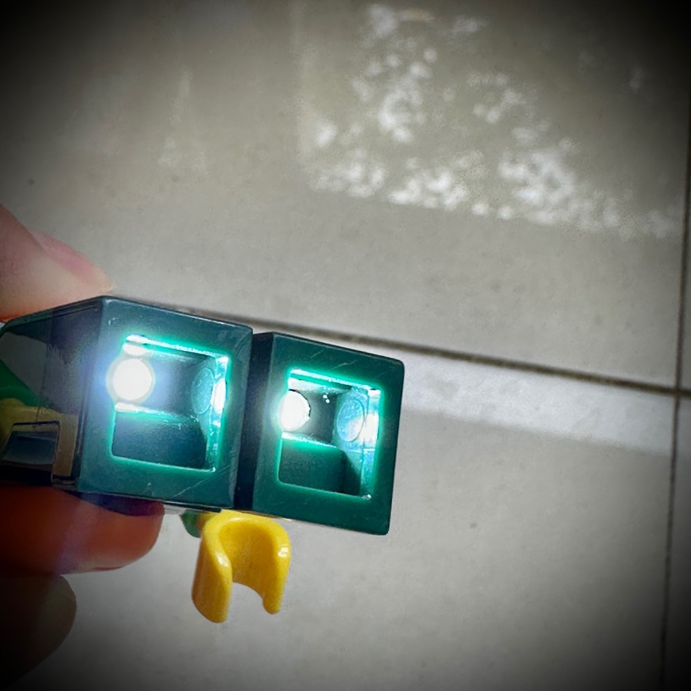 蘿絲車庫：近新 正版樂高LEGO蘿蔔人照明吊飾鑰匙圈-細節圖4