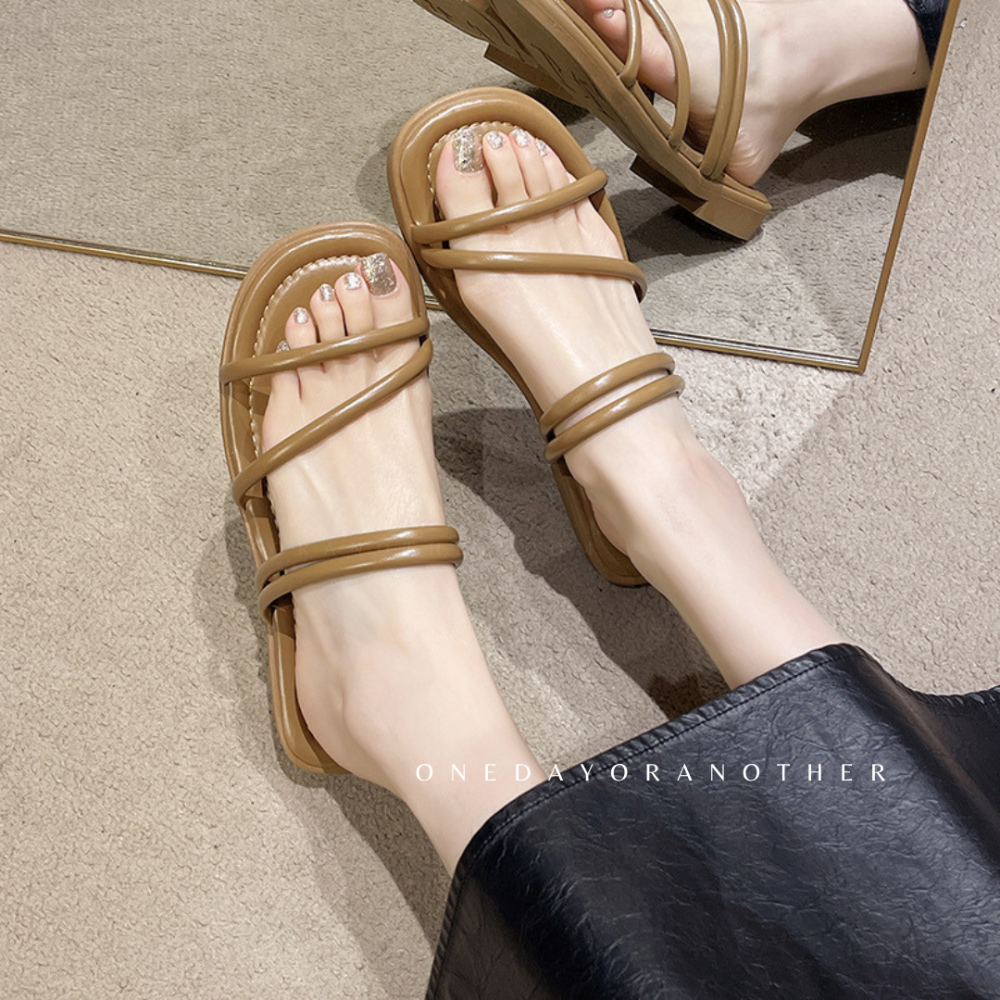 可兩穿♥️兩穿涼拖鞋 羅馬風 皮革皮質 細帶細條 一字涼拖鞋 細帶涼拖鞋 平底涼拖鞋 平底軟底 拖鞋 涼鞋 D2166-細節圖9