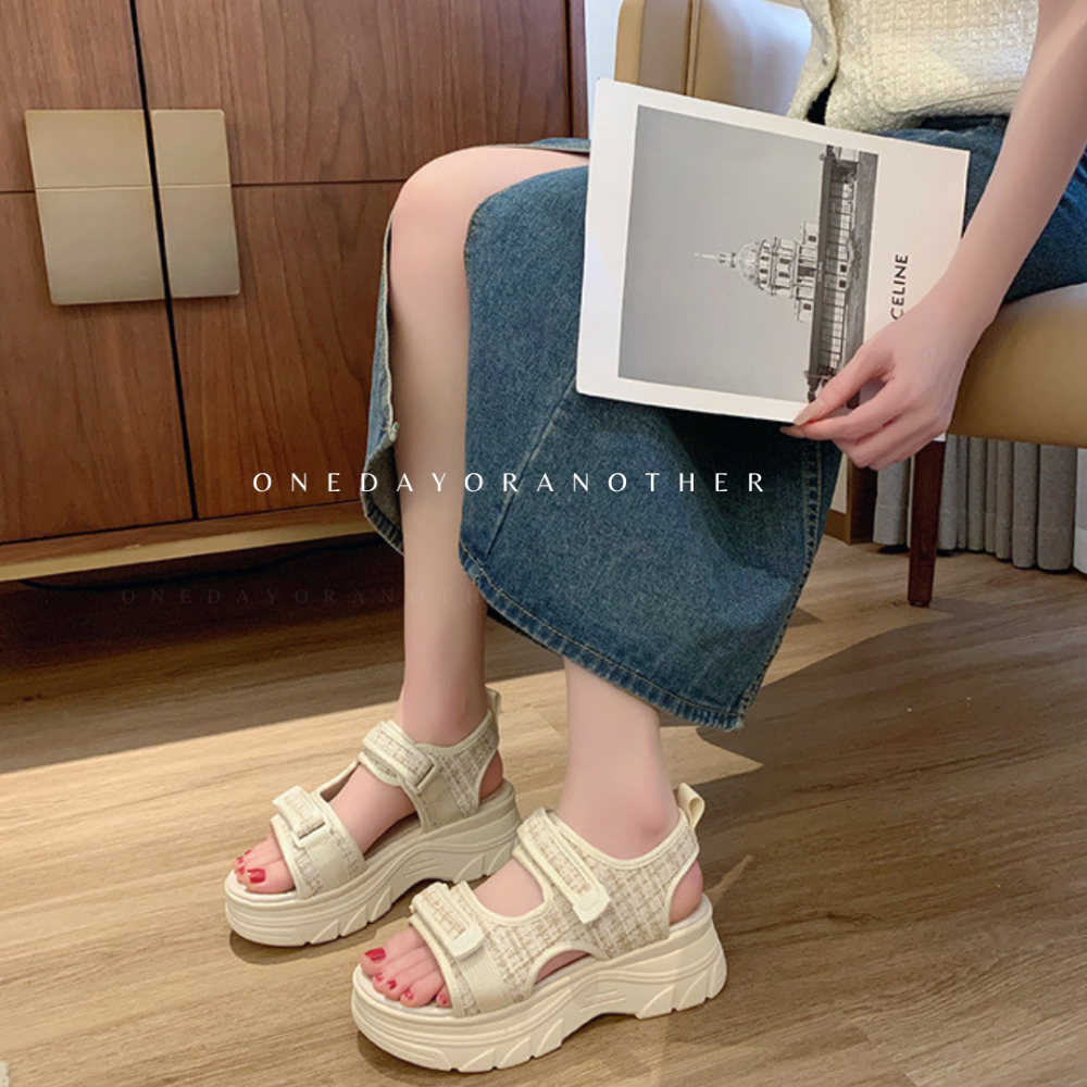 小香風❤復古厚底運動涼鞋【台灣賣家台灣出貨】魔鬼氈 一字涼鞋 拖鞋 休閒涼鞋 增高 鬆糕底 松高涼鞋 一片一版潮流-細節圖3