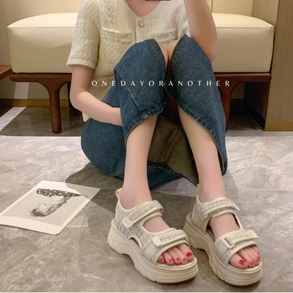 小香風❤復古厚底運動涼鞋【台灣賣家台灣出貨】魔鬼氈 一字涼鞋 拖鞋 休閒涼鞋 增高 鬆糕底 松高涼鞋 一片一版潮流-細節圖5