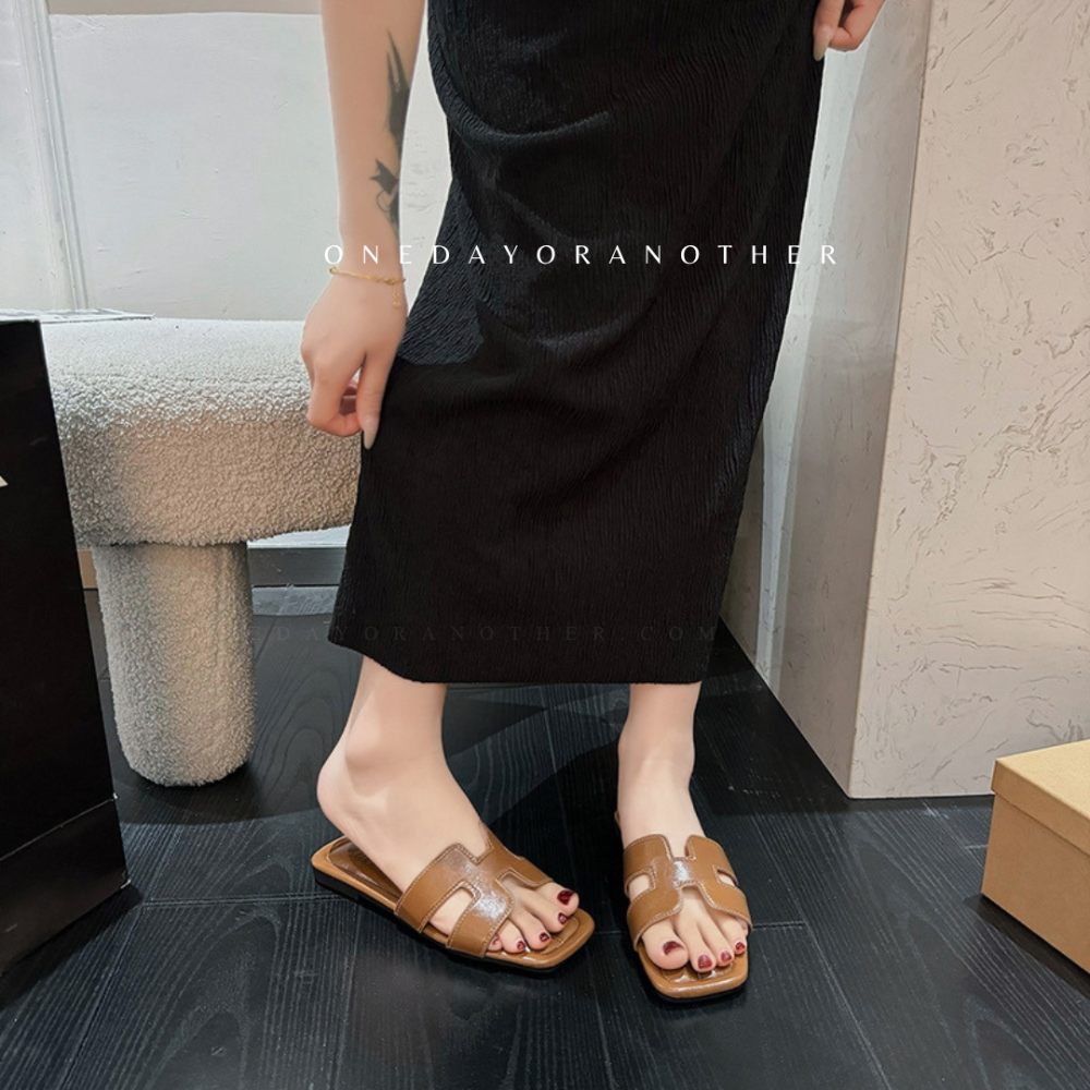 台灣現貨🇹🇼大尺碼42♥️H字大牌感平底拖鞋 舒適軟底 輕巧穿脫方便 平底涼鞋一字帶 h拖鞋 h涼鞋 皮拖鞋 591-細節圖6