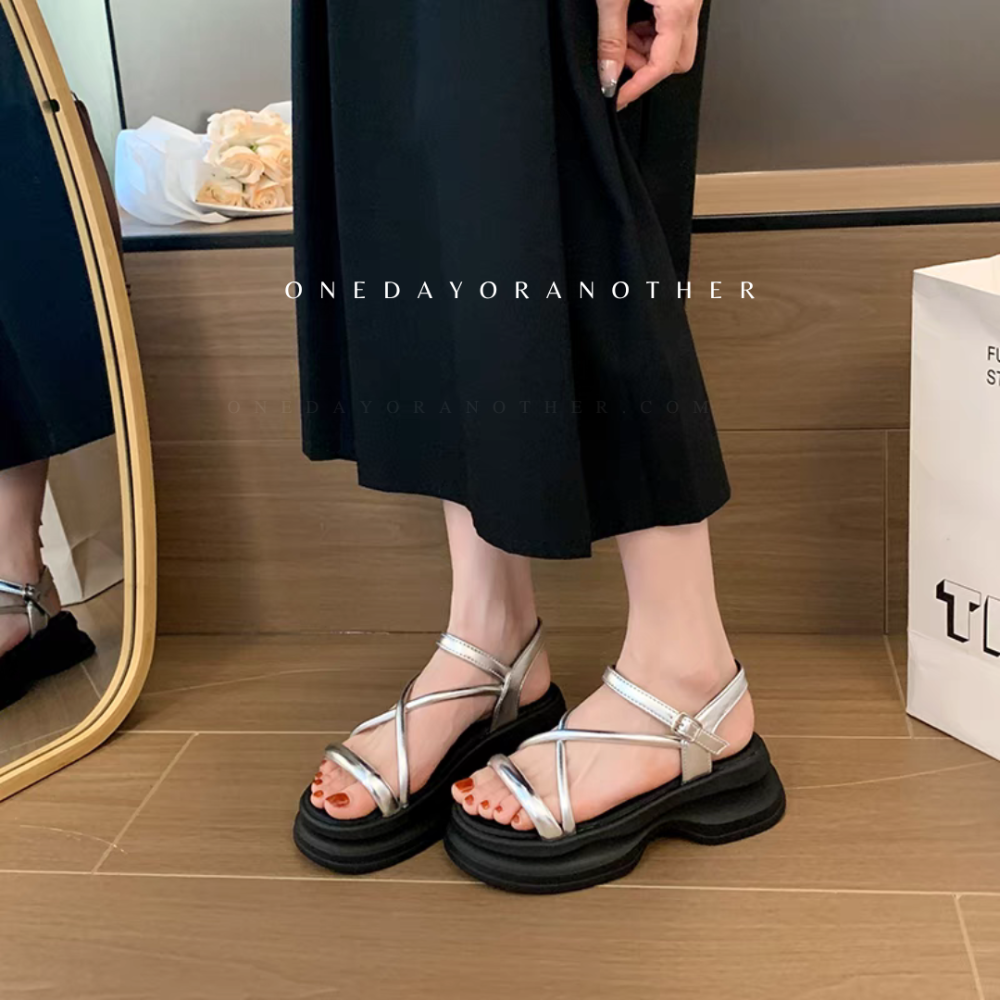 素面線條交叉厚底涼鞋 細帶涼鞋 羅馬鞋 交叉涼拖鞋 休閒兩涼鞋 厚底涼鞋 韓版ins 金屬側釦 基本百搭 D7987-細節圖3