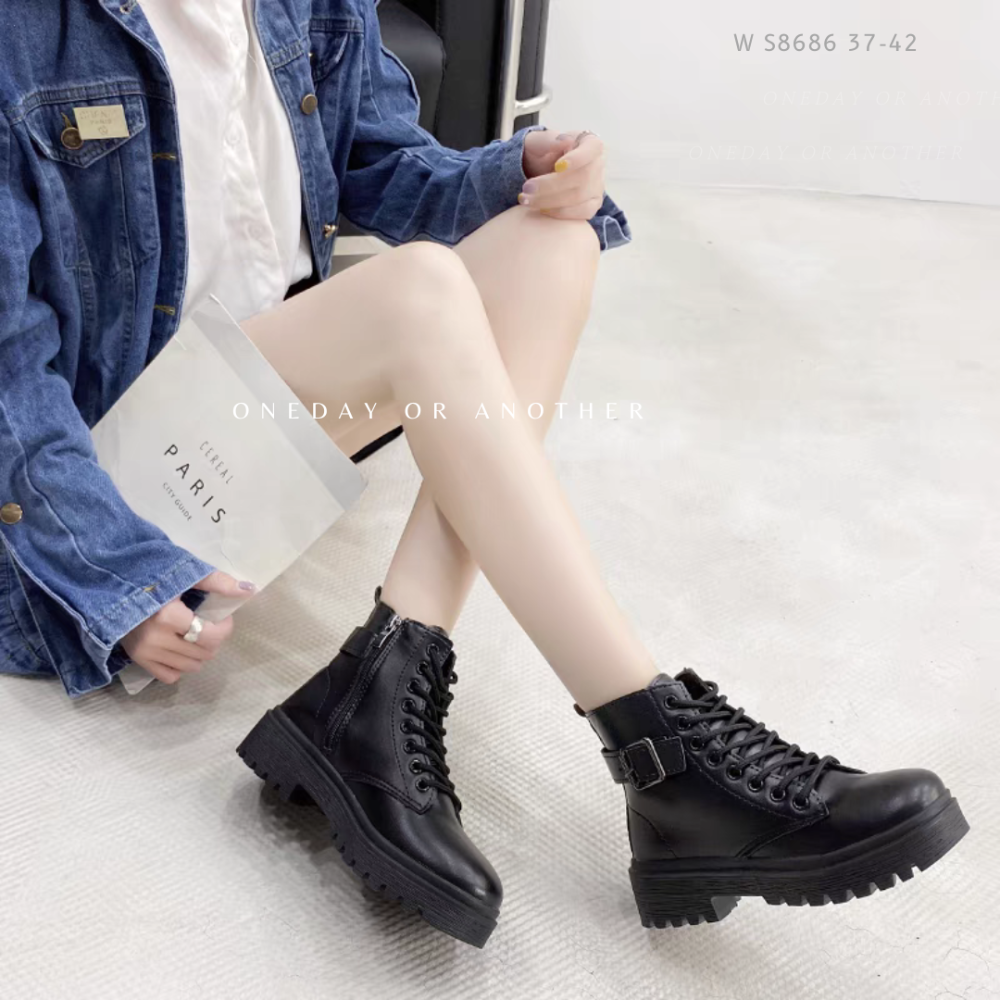 大尺碼42 韓版釦環繫帶馬丁靴 英倫風 厚底馬丁靴 圓頭粗跟 馬丁靴 拉鍊靴子 帥氣機車靴 百搭 增高靴 防滑S8686-細節圖2