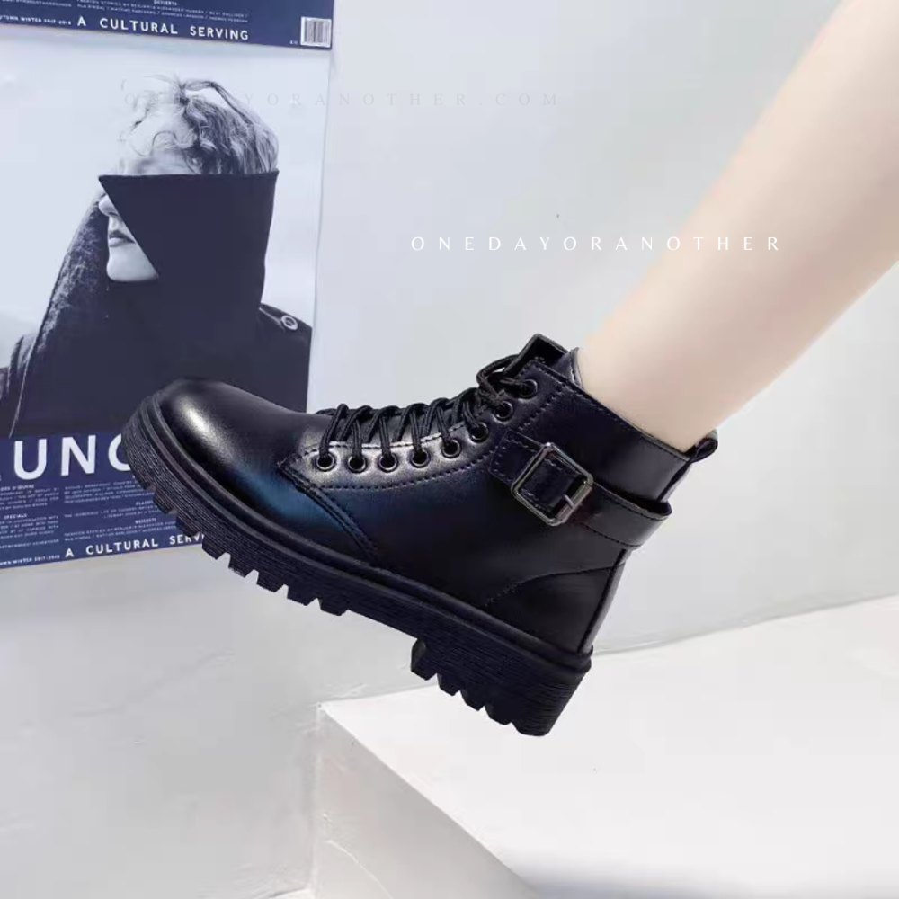 大尺碼42 韓版釦環繫帶馬丁靴 英倫風 厚底馬丁靴 圓頭粗跟 馬丁靴 拉鍊靴子 帥氣機車靴 百搭 增高靴 防滑S8686-細節圖5