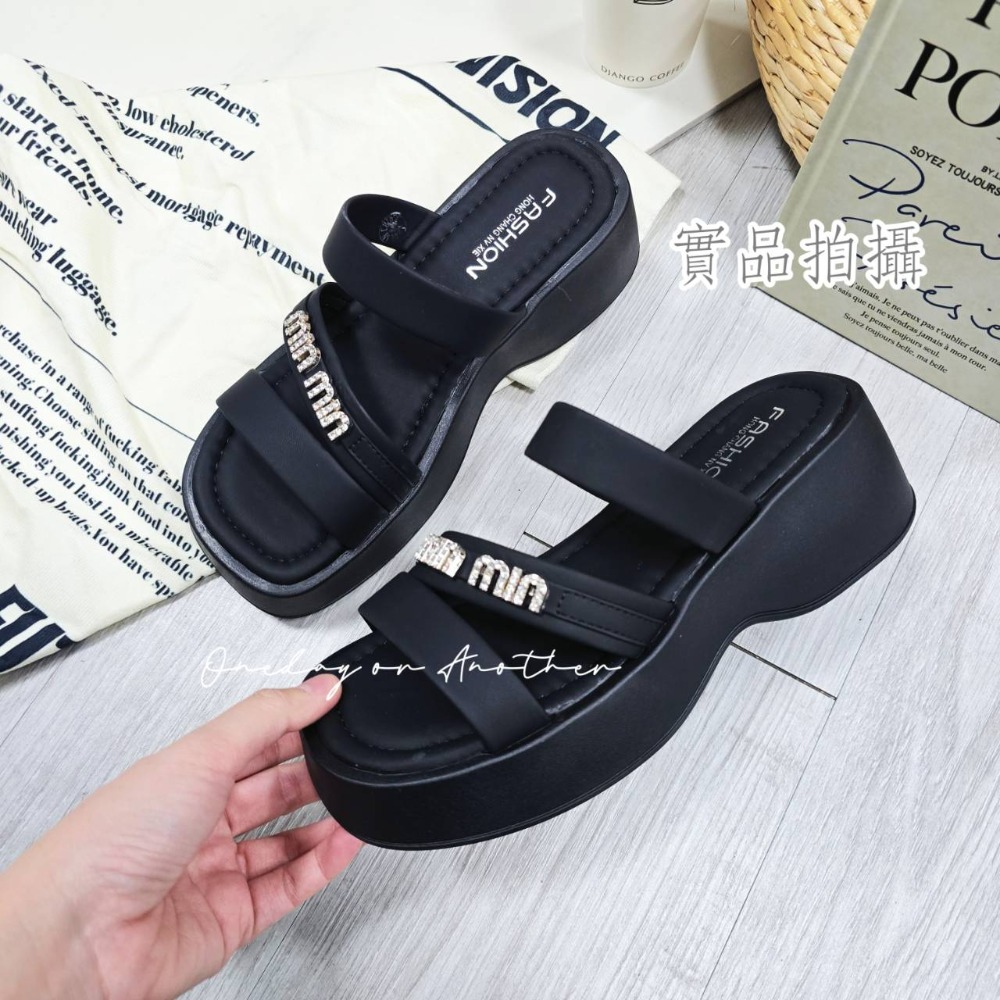 韓版厚底拖鞋 水鑽亮鑽 一字 雙帶 二字拖鞋 軟底拖鞋 增高拖鞋 勃肯鞋 夏日百搭 女生拖鞋 2477-規格圖7