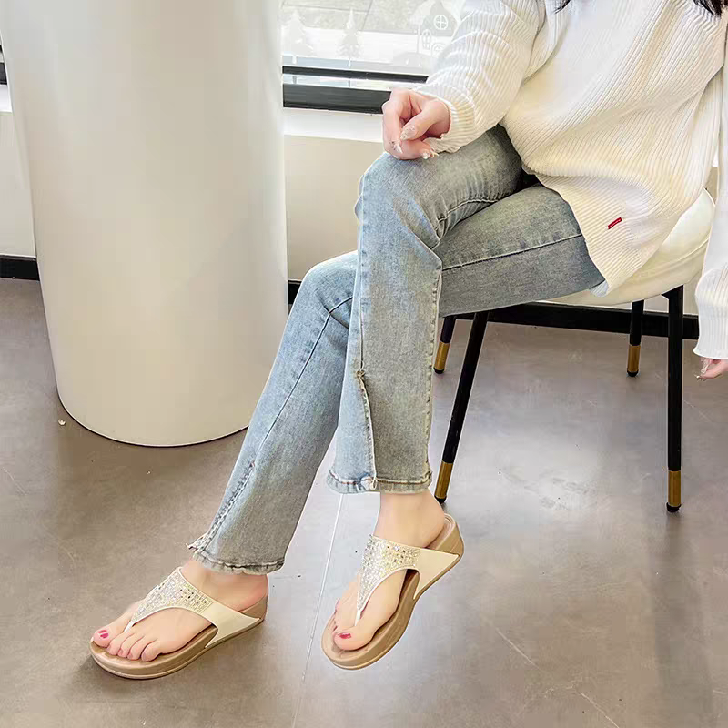 V型水鑽夾腳拖鞋 輕軟踩屎感舒適 環保PVC一體成型 柔軟耐穿不變形 沙灘外穿兩用 厚底鞋 健走拖鞋 QQ1701-細節圖3