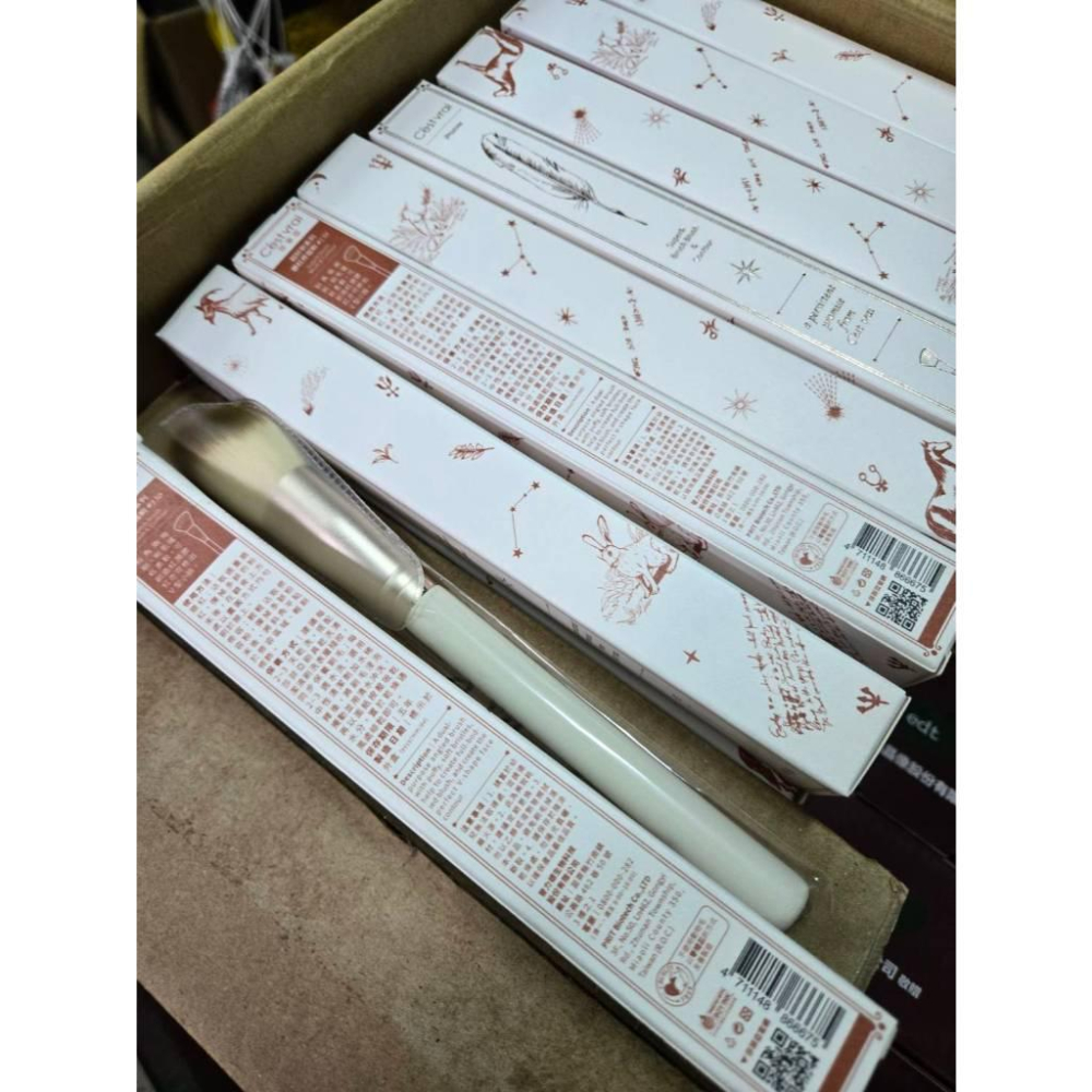 C＇est vrai 莎菲亞超好刷系列 #130 刷 斜角刷 蜜粉刷 散粉刷 面部修容美妆刷 美容刷 腮紅刷-細節圖3