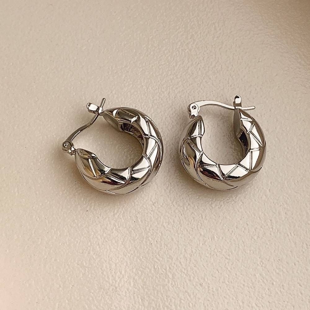 〈925銀針〉復古菱格花紋金屬耳環-細節圖3