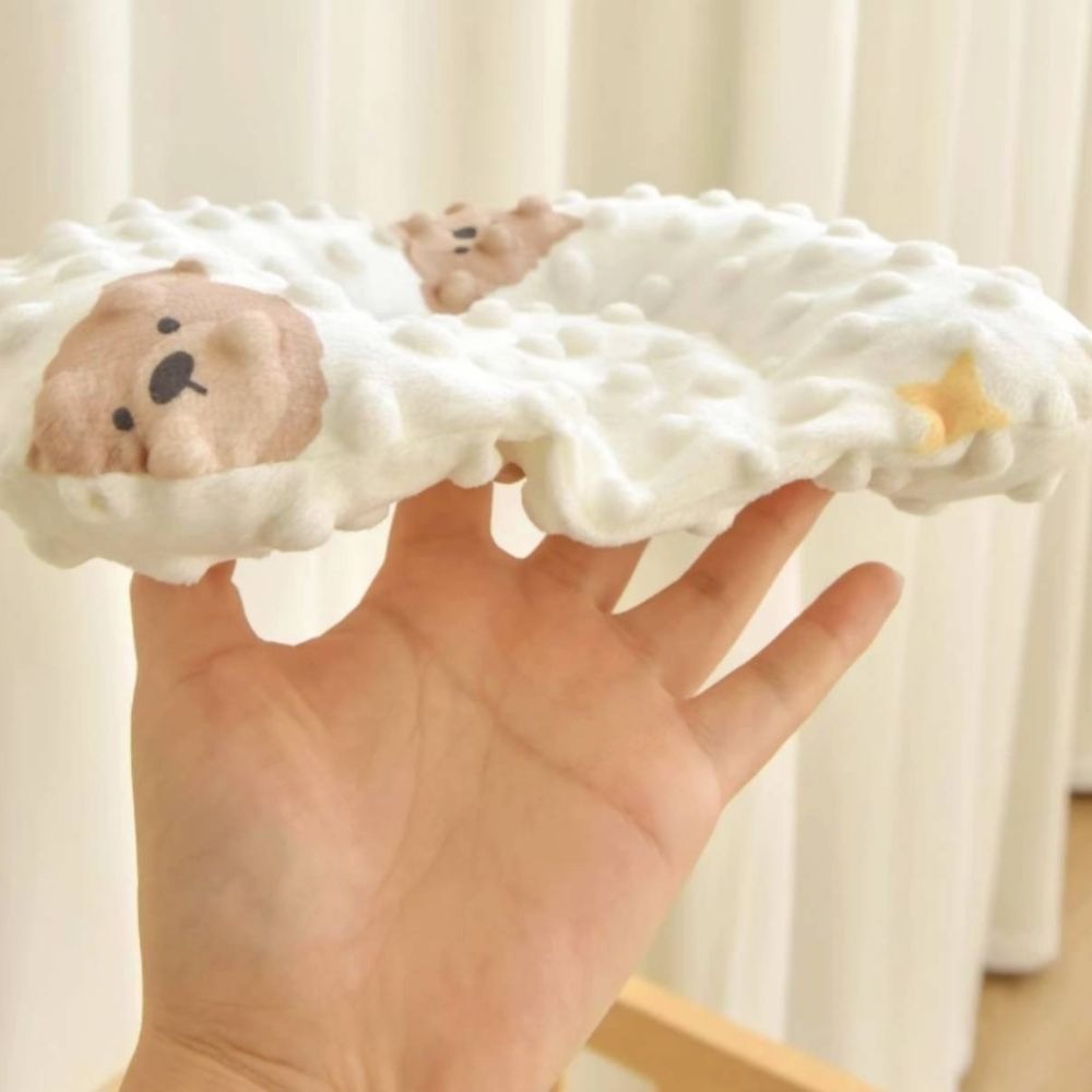 👍凱美棉業｜嬰幼兒豆豆絨U型枕 安撫枕頭 嬰兒枕頭 豆豆枕 隨機出色-細節圖7