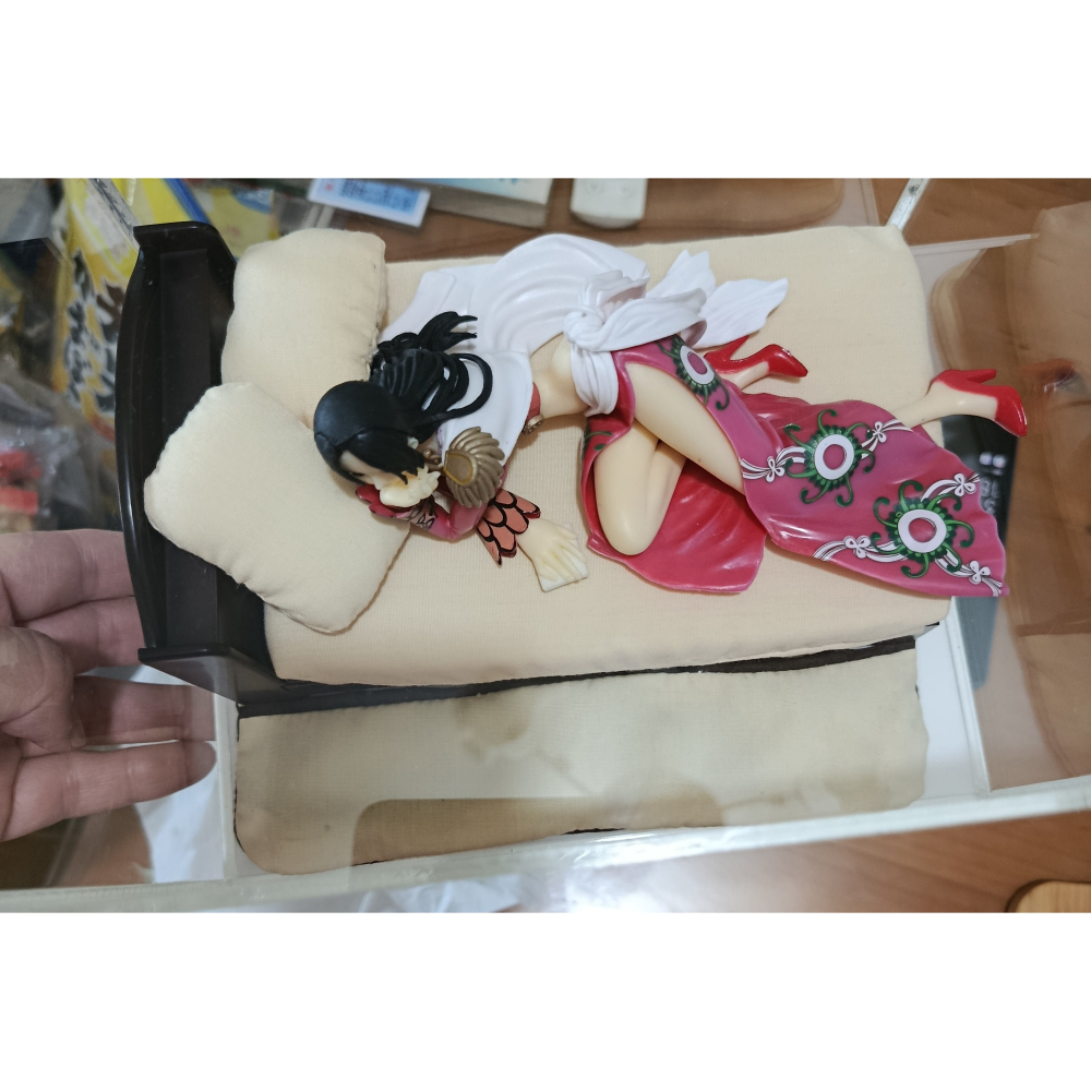 【公仔】海賊王 女帝 臥姿 已拆無盒，含壓克力展示盒、床(板+床+地墊+小枕頭2個)-細節圖2