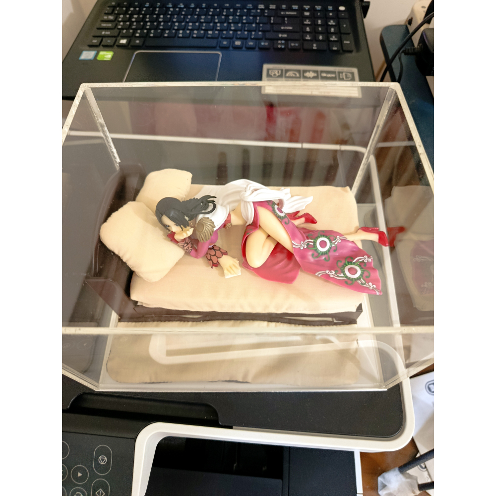 【公仔】海賊王 女帝 臥姿 已拆無盒，含壓克力展示盒、床(板+床+地墊+小枕頭2個)-細節圖3
