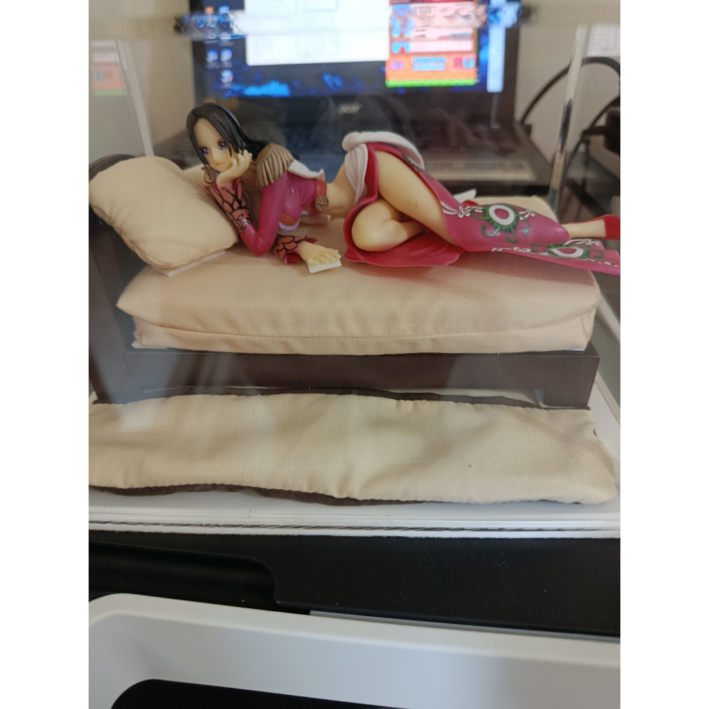【公仔】海賊王 女帝 臥姿 已拆無盒，含壓克力展示盒、床(板+床+地墊+小枕頭2個)-細節圖4