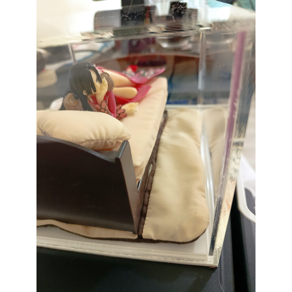 【公仔】海賊王 女帝 臥姿 已拆無盒，含壓克力展示盒、床(板+床+地墊+小枕頭2個)-細節圖5